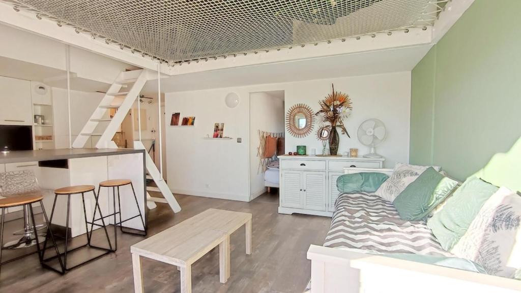 un salon avec un canapé et une table dans l'établissement Charmant appartement à 50m des plages, à Saint-Raphaël