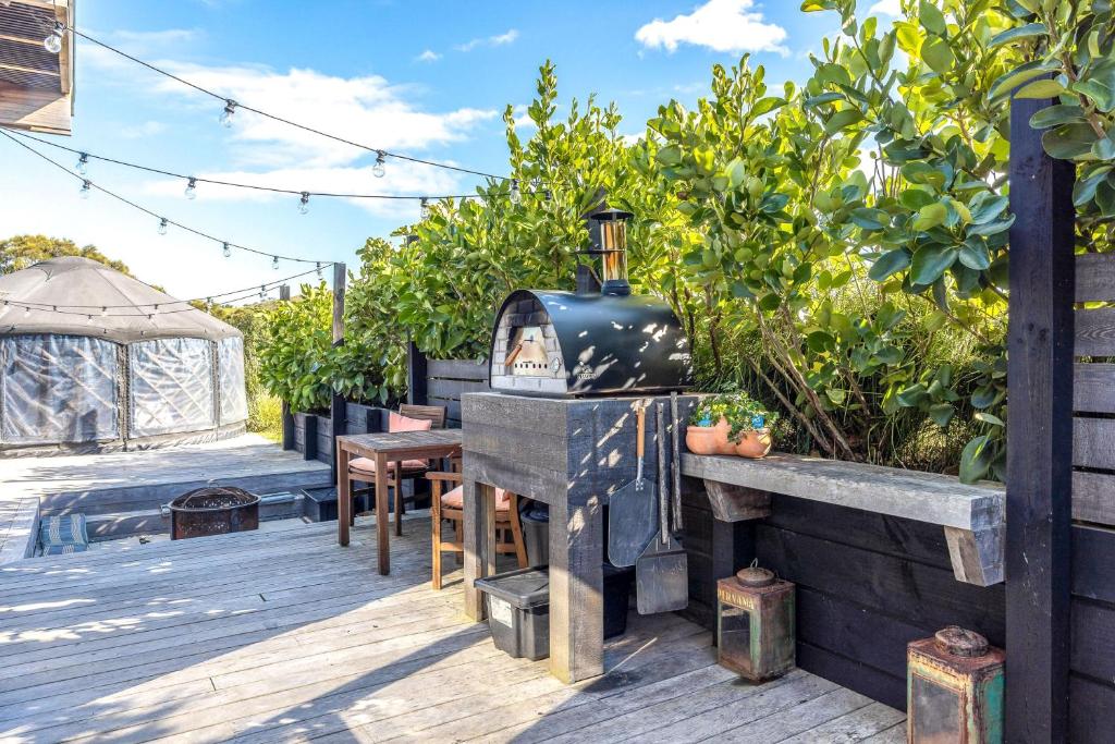 Balkón nebo terasa v ubytování Obsidian Yurts by Waiheke Pure