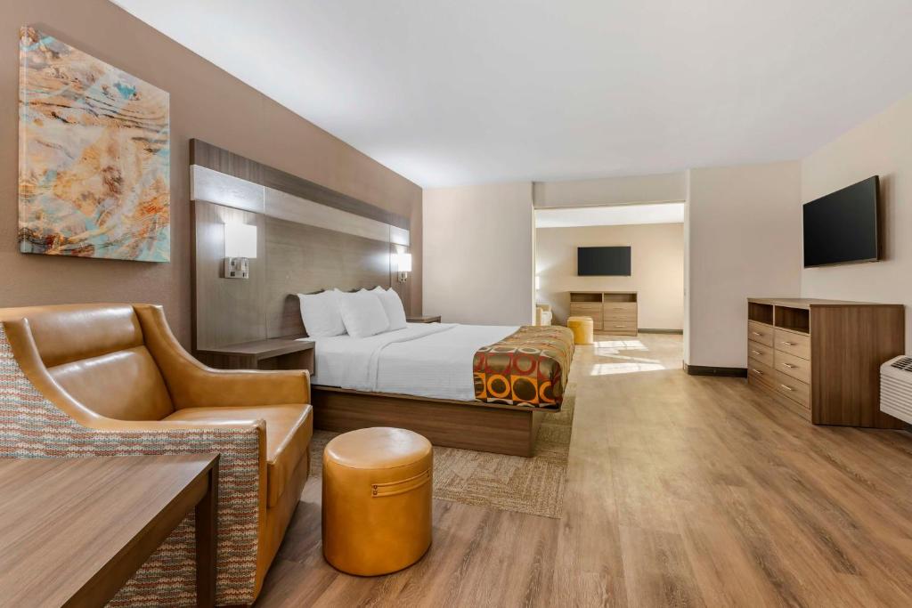 Best Western Desert Inn - King Suite With Sofa Bed - Non-Smoking