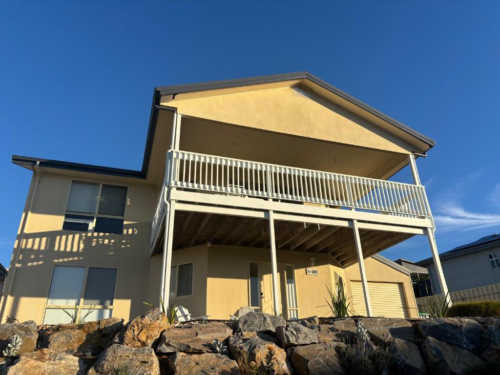 Un edificio con un balcón en el lateral. en Nellies Hideaway 1-20 Troon Drive, en Normanville