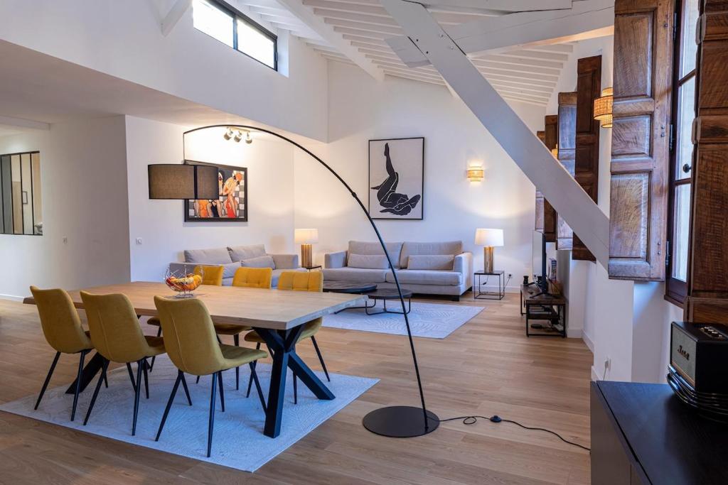 - un salon avec une table à manger et des chaises jaunes dans l'établissement Appartement centre Aix Terrace et ascenseur, à Aix-en-Provence