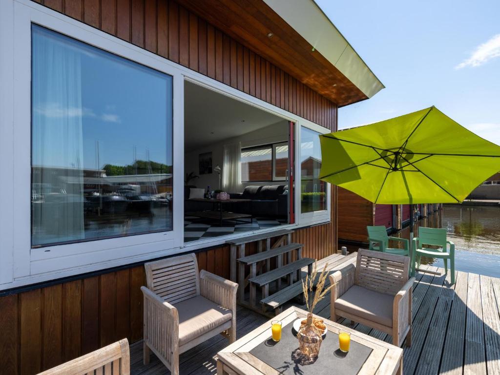 Patio nebo venkovní prostory v ubytování Woonark De Woude