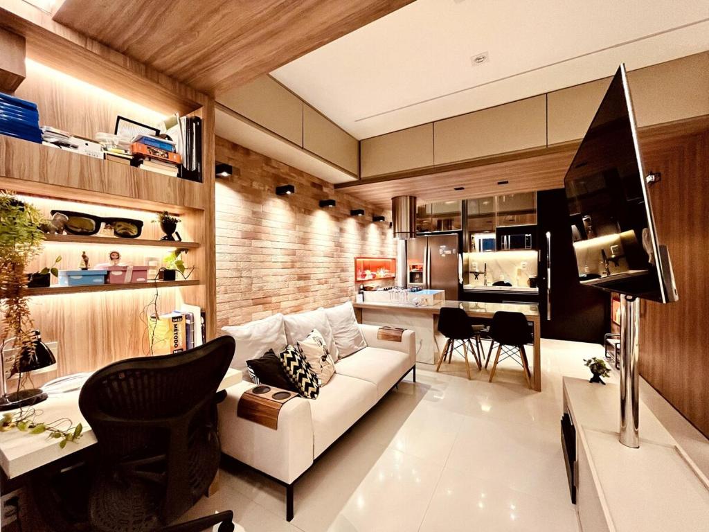 un soggiorno con un divano bianco e una cucina di LOFT de Luxo - COP30 a Belém