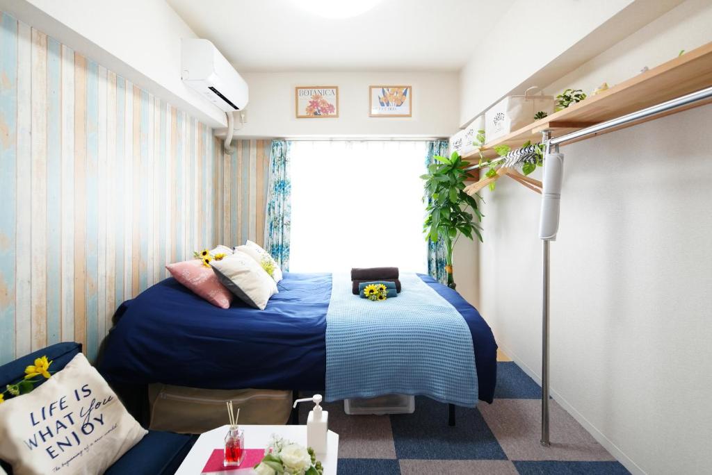 a small room with a bed and a window at Kameari 1105 Budget Stay High Floor Near Station Mall Disney Access in Tokyo