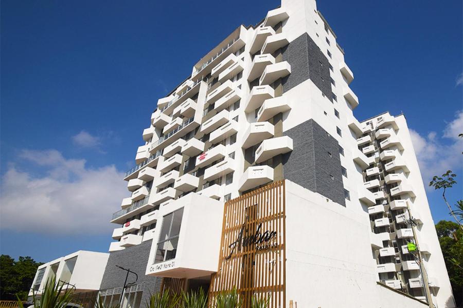 Un edificio blanco con balcones a los lados. en Conjunto Residencial Ambar Reserva, en Armenia