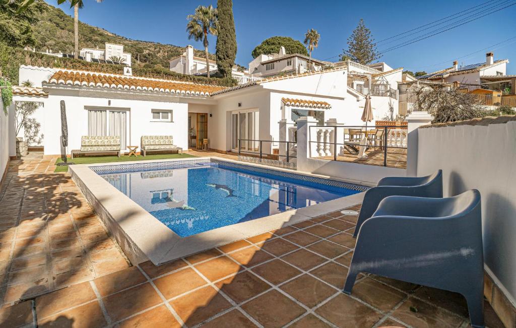 una piscina en el patio trasero de una casa en Lovely Home In Mijas With Wifi, en Mijas