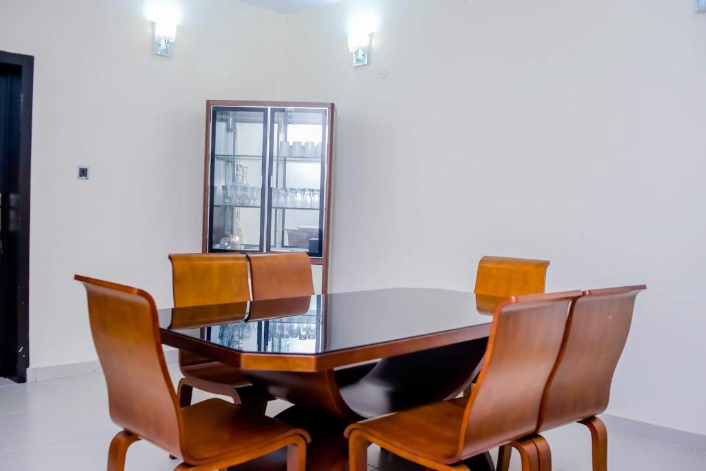 Fotografie z fotogalerie ubytování 4 Bedroom all ensuite "Milk & Honey" Home in Adeniyi Jones Ikeja v destinaci Ikeja