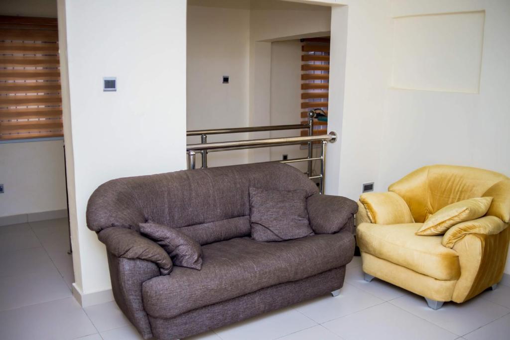 Posezení v ubytování 4 Bedroom all ensuite "Milk & Honey" Home in Adeniyi Jones Ikeja