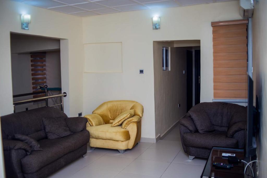 Posezení v ubytování 4 Bedroom all ensuite "Milk & Honey" Home in Adeniyi Jones Ikeja