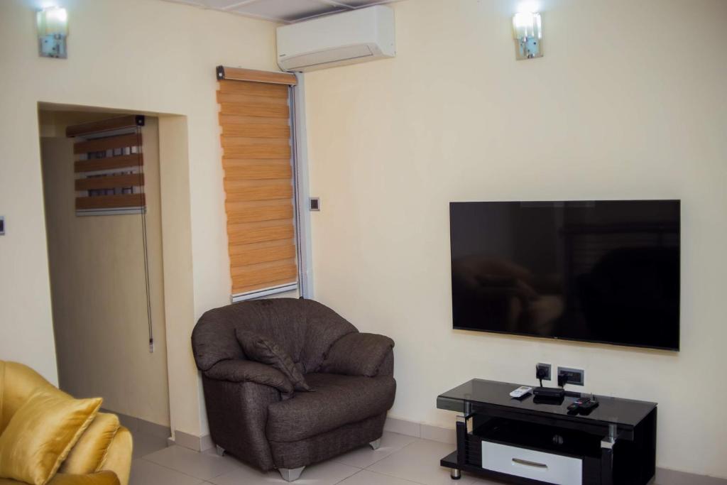 TV a/nebo společenská místnost v ubytování 4 Bedroom all ensuite "Milk & Honey" Home in Adeniyi Jones Ikeja