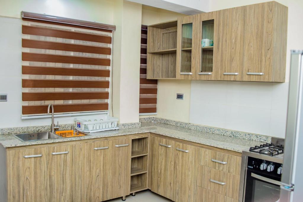 Kuchyň nebo kuchyňský kout v ubytování 4 Bedroom all ensuite "Milk & Honey" Home in Adeniyi Jones Ikeja