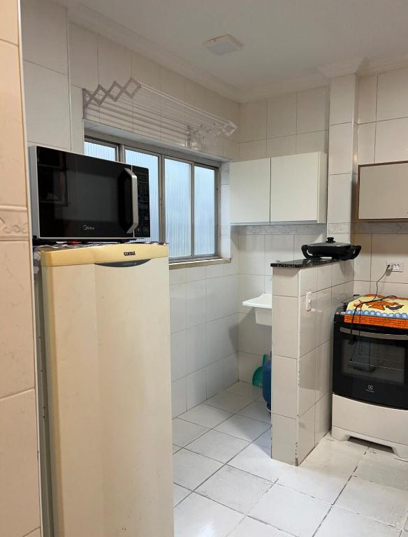 apartamento praia grande sp的厨房或小厨房