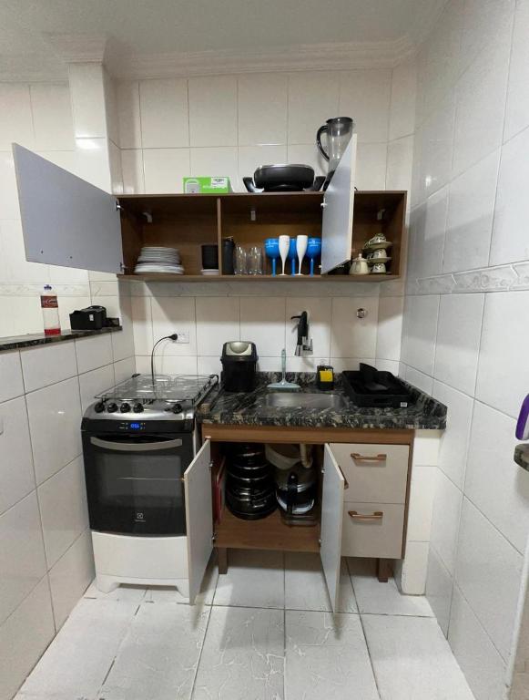 apartamento praia grande sp的厨房或小厨房