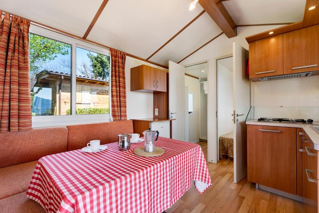 Kuchyň nebo kuchyňský kout v ubytování Camping Royal