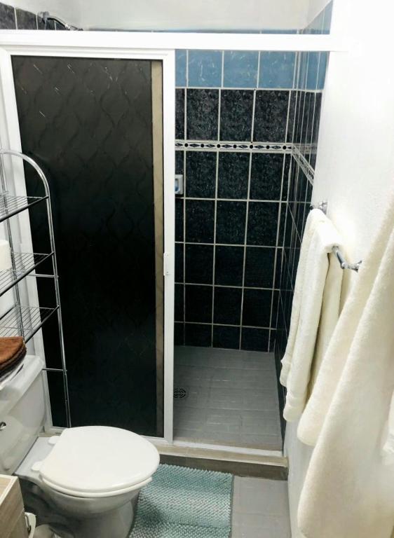 Koupelna v ubytování 08 Habitación Independiente en Zona Romántica a solo 3 cuadras de la playa