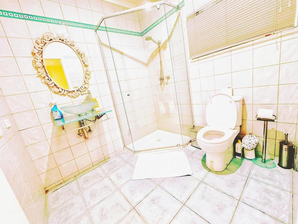 Koupelna v ubytování Granny Unit Self Contained Double Storage WIFI POOL PARKING