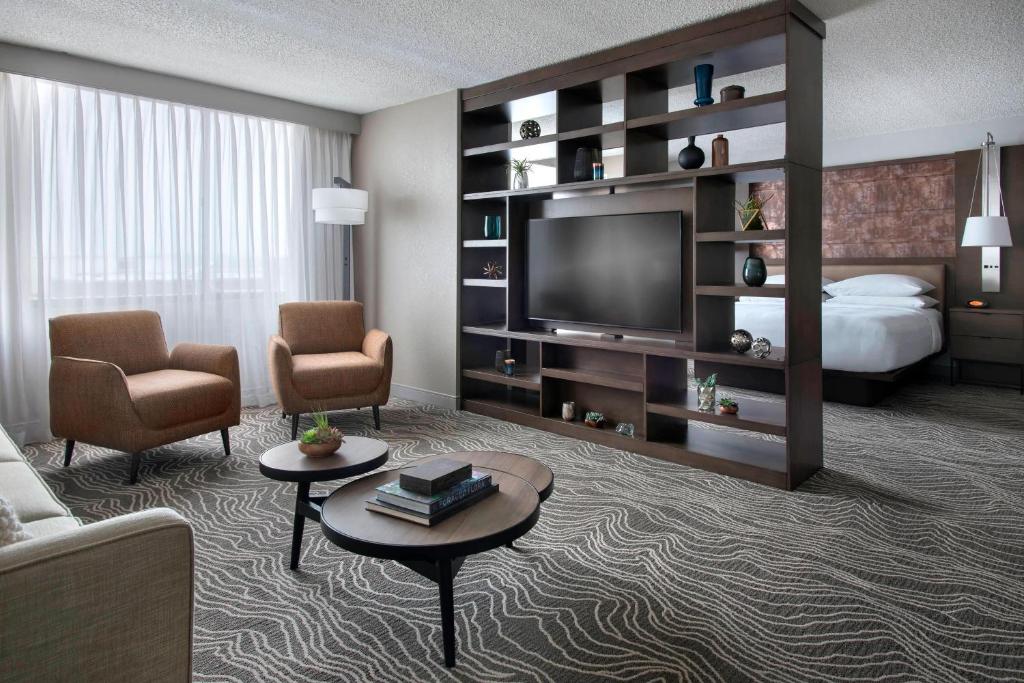 TV a/nebo společenská místnost v ubytování Marriott Albany