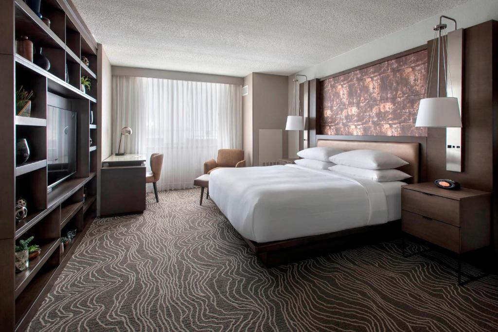 Postel nebo postele na pokoji v ubytování Marriott Albany