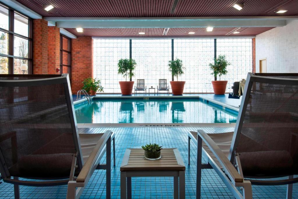 Bazén v ubytování Marriott Albany nebo v jeho okolí