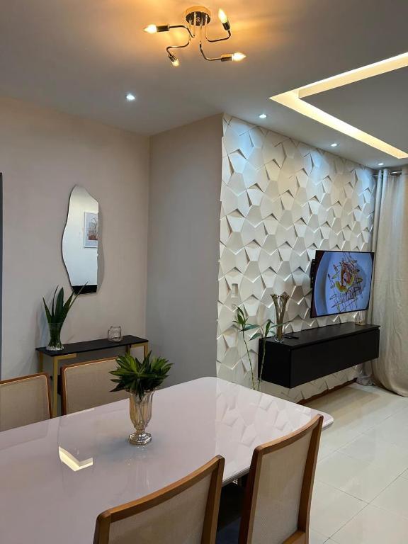 TV a/nebo společenská místnost v ubytování Ap 3Q, elegante e funcional, com estacionamento