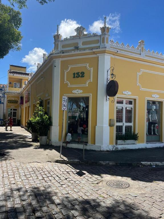 a yellow building on the side of a street at Pousada Canavieiras Frederic in Canavieiras