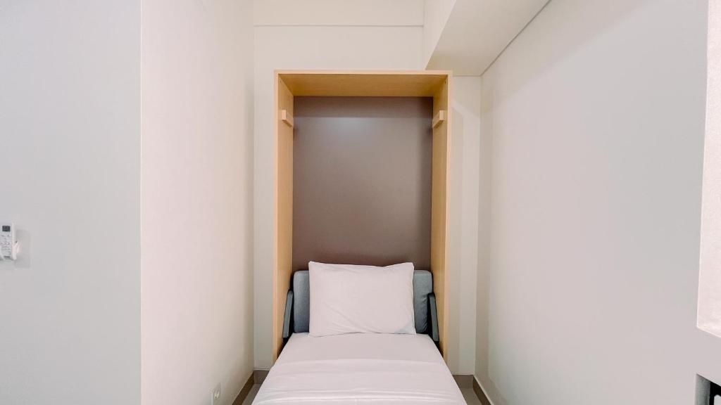 Gallery image of Warm Studio No Kitchen Apartment Bandaraya Tallasa City Makassar By Travelio in Tarallawe