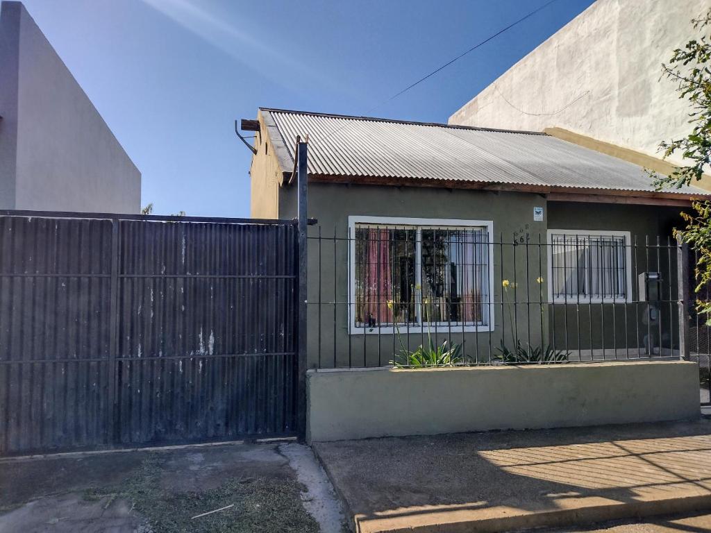 a house with a gate and a fence at Alquiler temporario Romina in Tandil