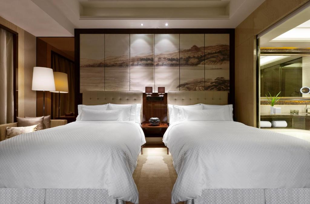Postel nebo postele na pokoji v ubytování The Westin Wuhan Wuchang