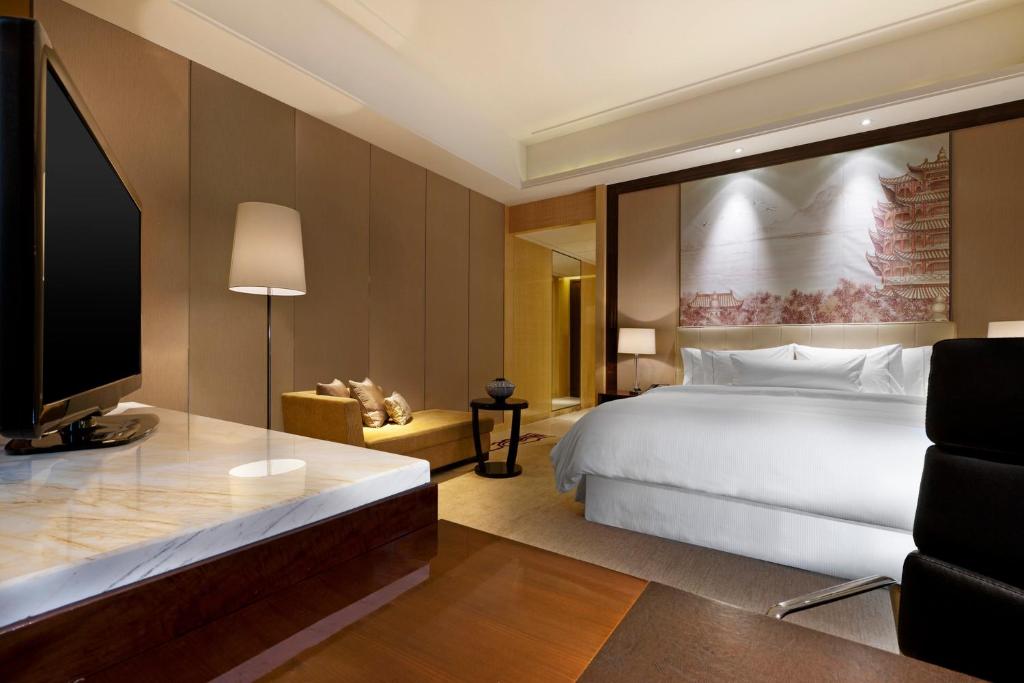 Postel nebo postele na pokoji v ubytování The Westin Wuhan Wuchang