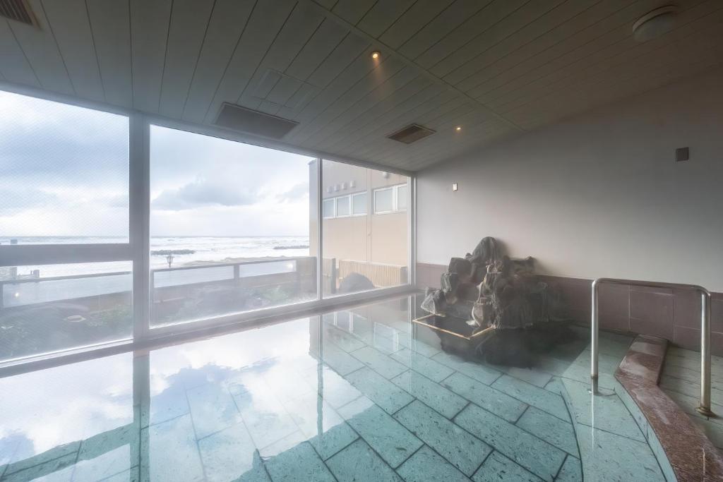 Bazén v ubytování Ikkyu -Seaside Hotel- nebo v jeho okolí