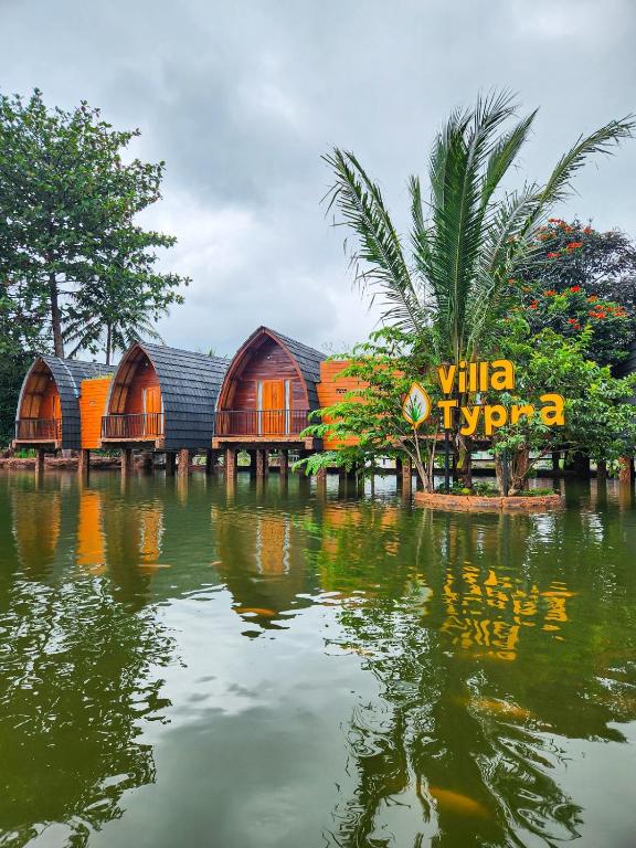 un resort con un riflesso in uno specchio d'acqua di Chevilly Resort & Camp a Bogor