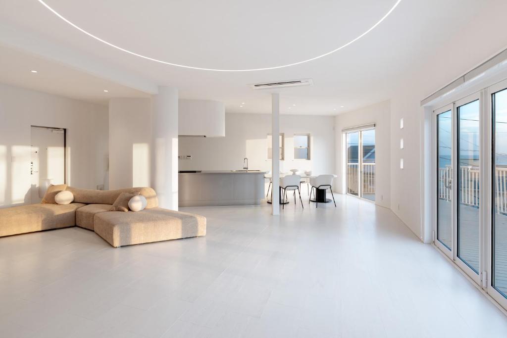 镰仓市Attention Studio Villa镰仓高校前 -KA0046的带沙发和桌子的白色客厅