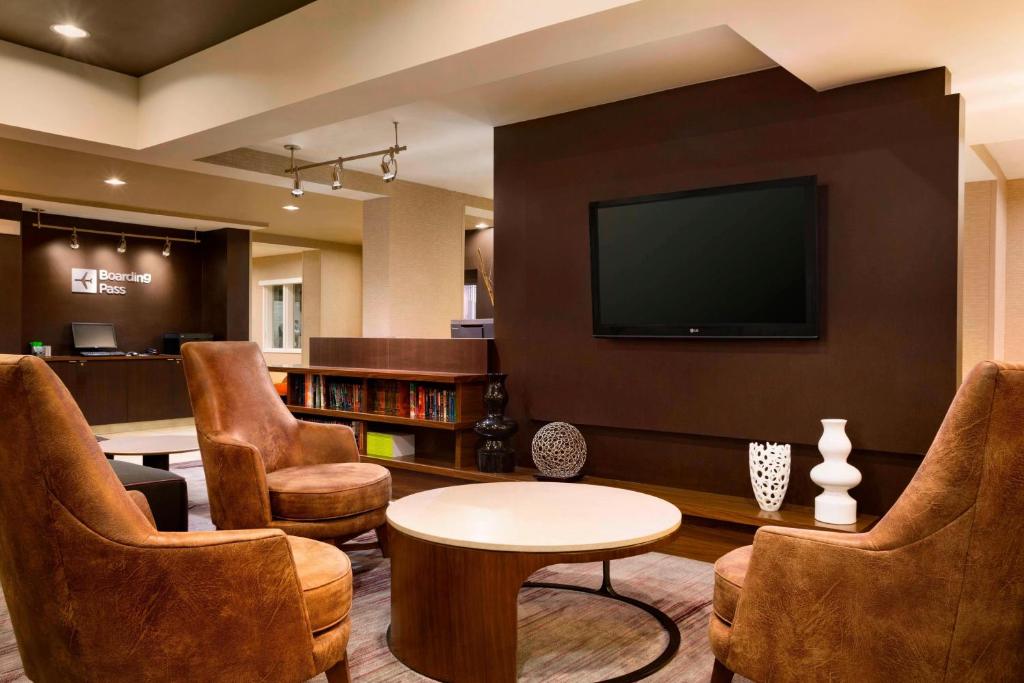 TV a/nebo společenská místnost v ubytování Courtyard by Marriott Champaign