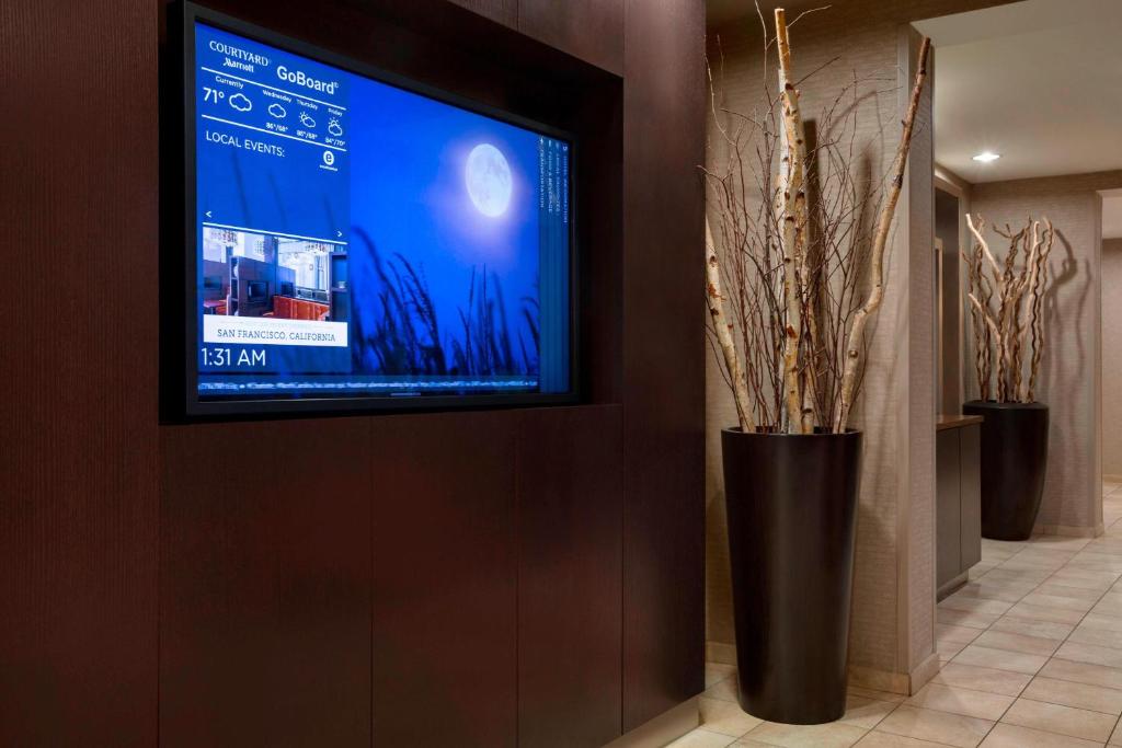 TV a/nebo společenská místnost v ubytování Courtyard by Marriott Champaign