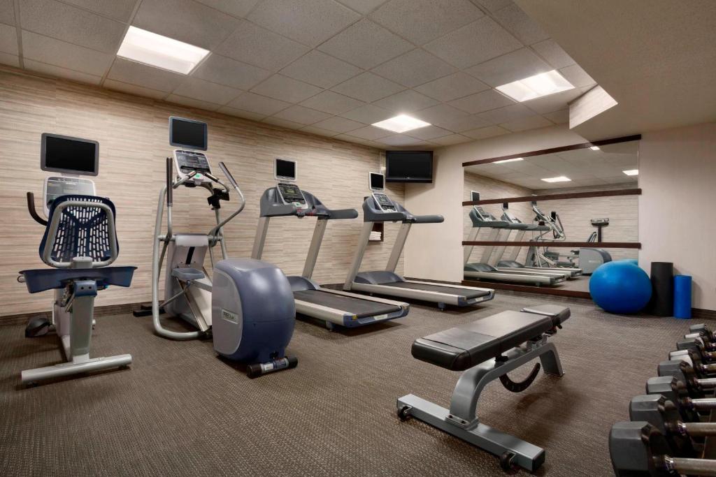 Fitness centrum a/nebo fitness zařízení v ubytování Courtyard by Marriott Champaign
