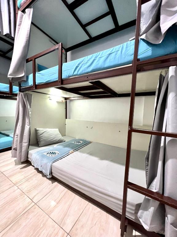 Letto o letti in una camera di MADOR Malang Dorm Hostel