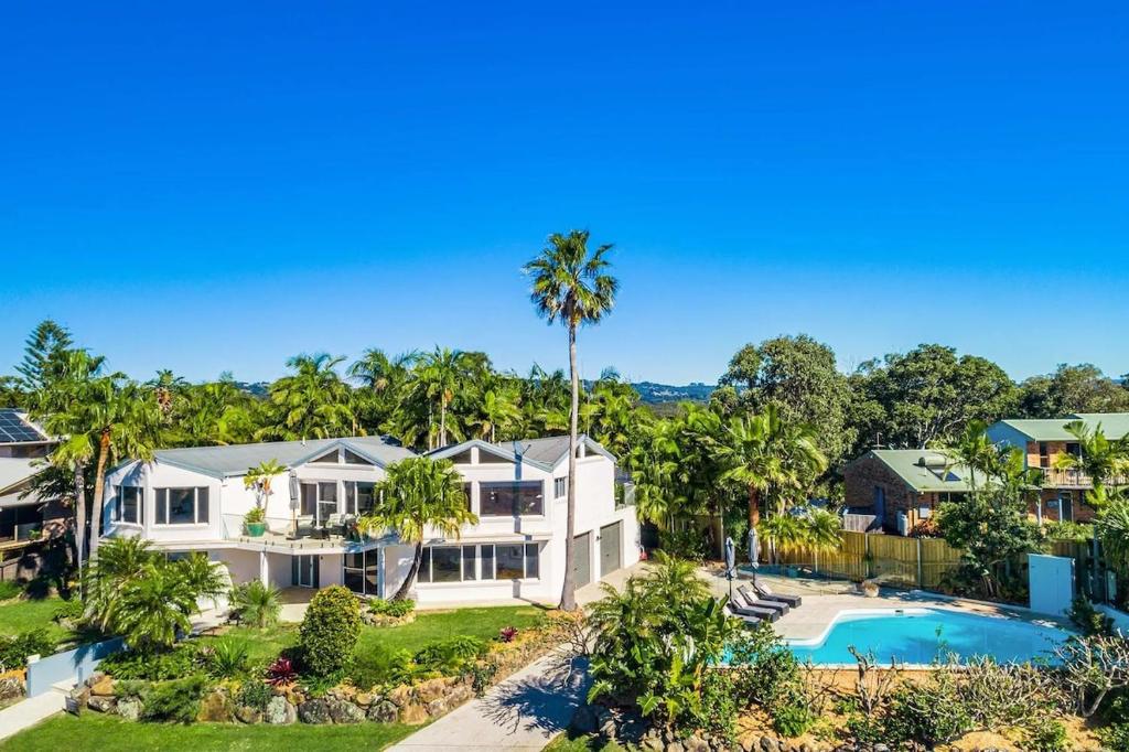 Fuller Holidays - Byron Pacific Vista - Large family home with Pool ...