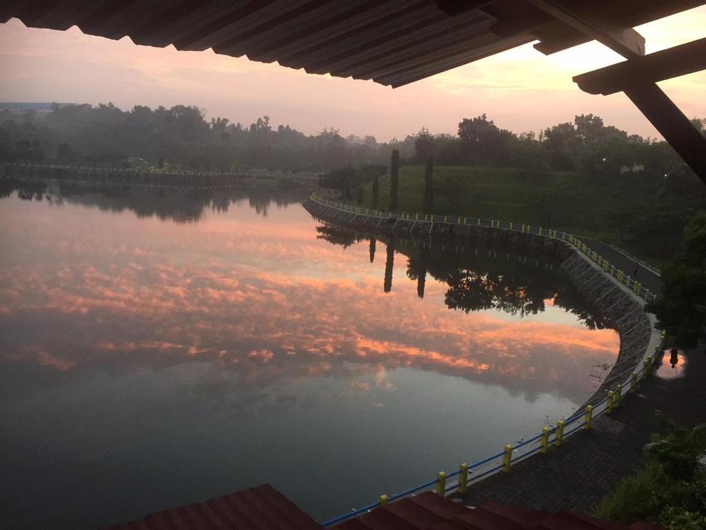 Una vista de un río con la puesta de sol al fondo. en Omah Kenangan at Seven Trumpets Resort, en Seturan