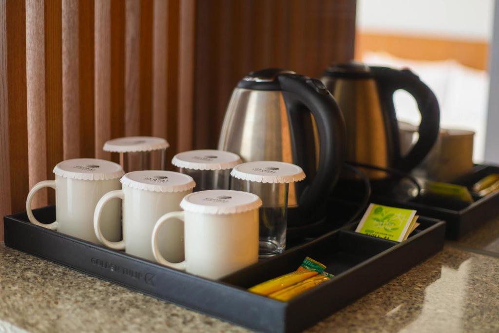 Příslušenství pro přípravu čaje a kávy v ubytování Incheon Airport Global Hotel & Suites