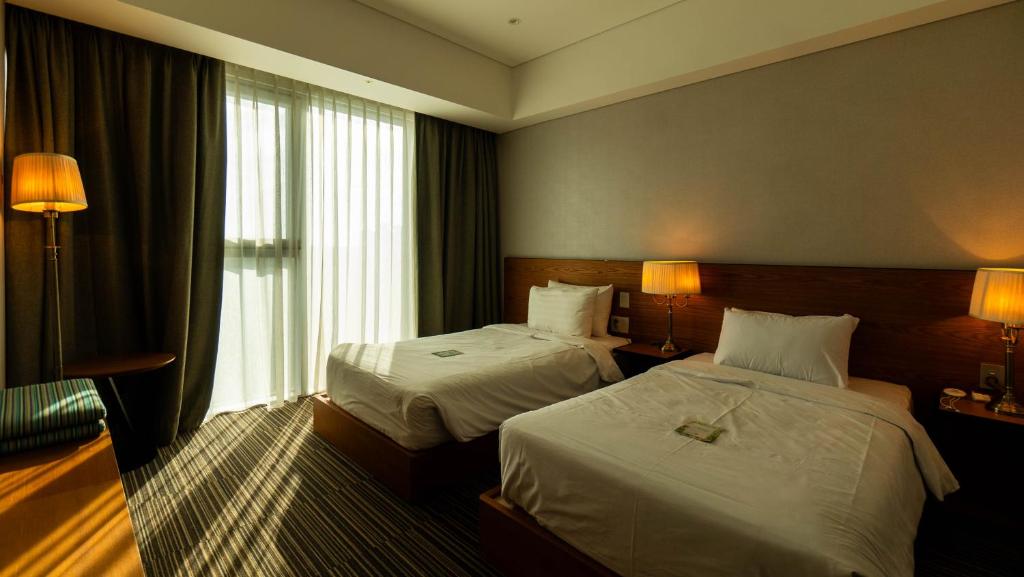Postel nebo postele na pokoji v ubytování Incheon Airport Global Hotel & Suites