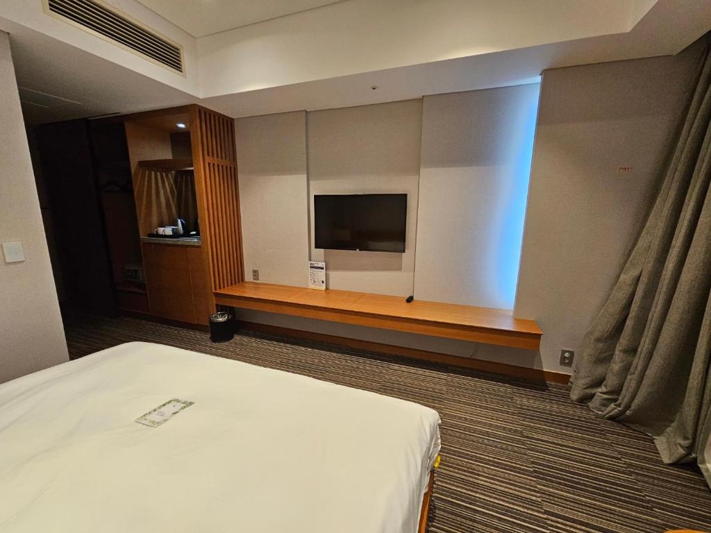 TV a/nebo společenská místnost v ubytování Incheon Airport Global Hotel & Suites