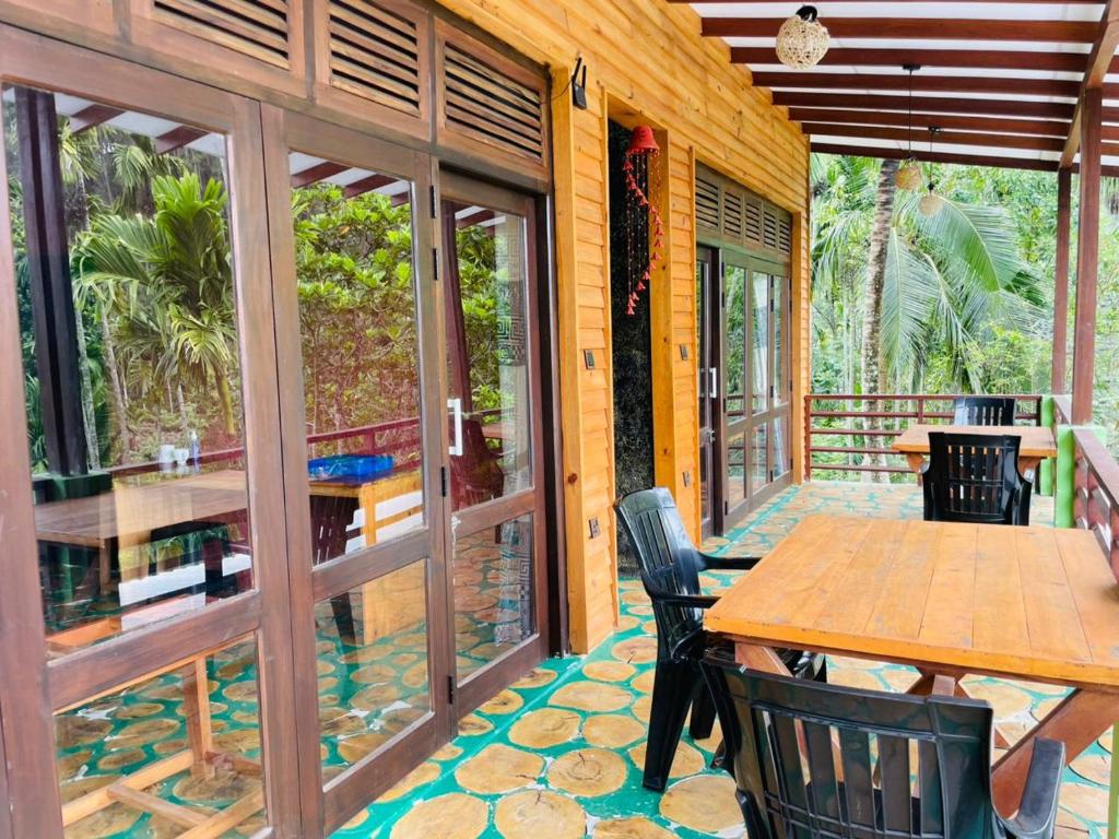 Balkón nebo terasa v ubytování Nine Arch Jungle Inn