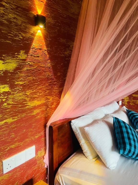 Postel nebo postele na pokoji v ubytování Nine Arch Jungle Inn