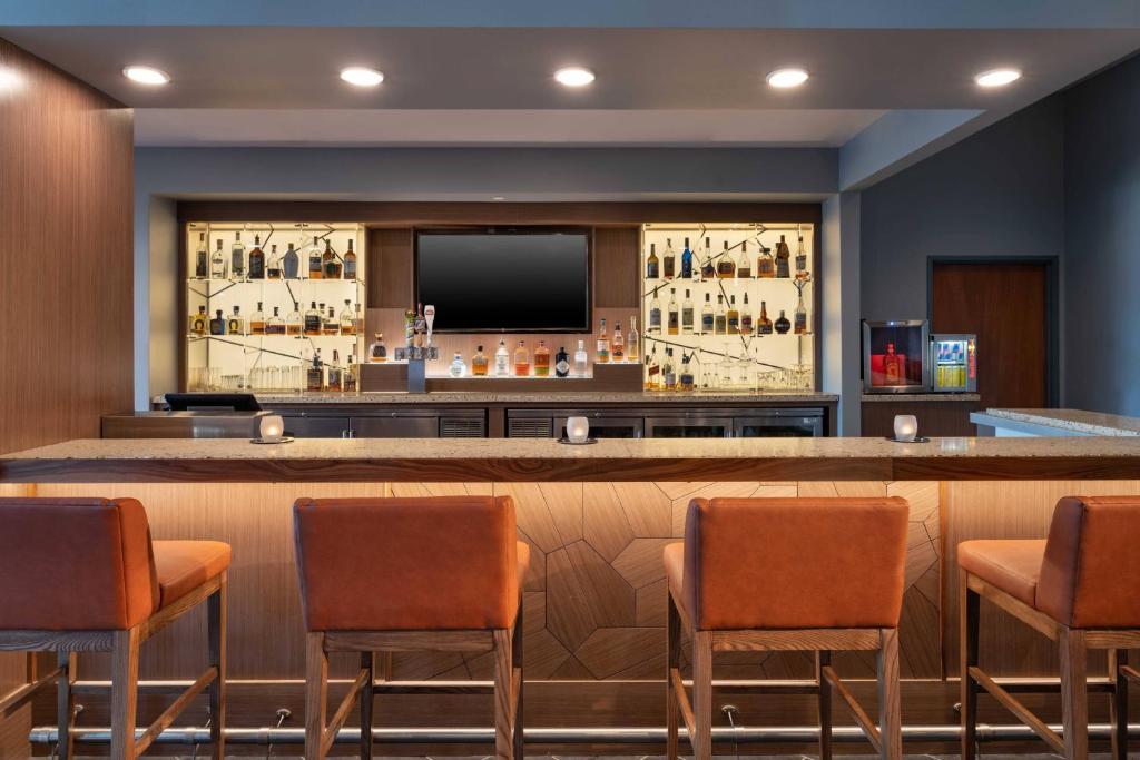 Lounge nebo bar v ubytování Marriott Anchorage Downtown