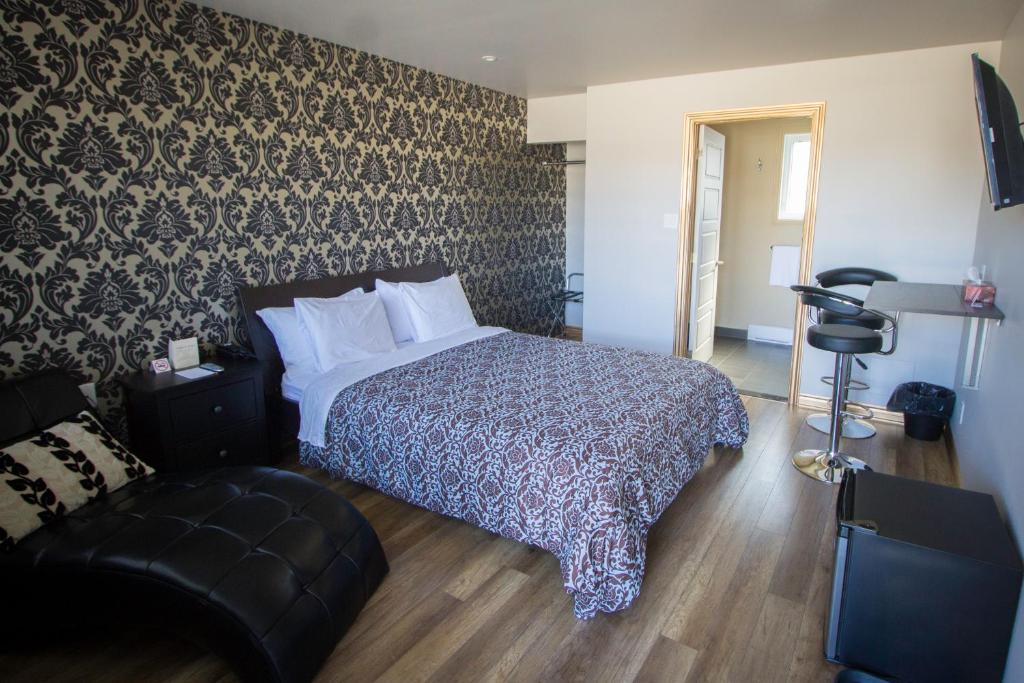 a hotel room with a bed and a chair at Auberge St. Jacques in Montréal