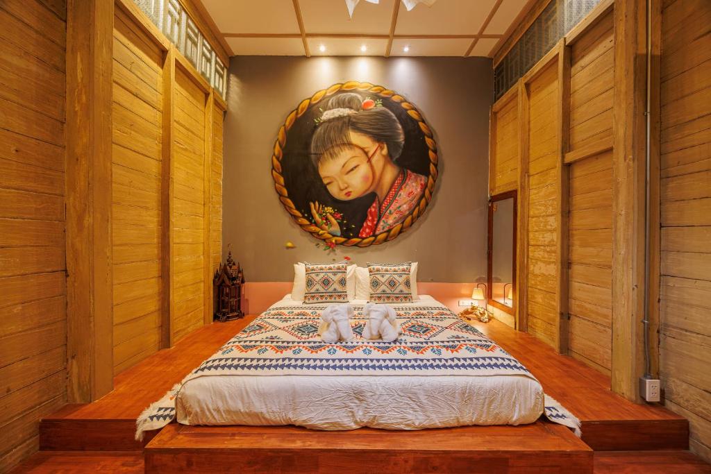 ein Schlafzimmer mit einem Bett und einem Gemälde an der Wand in der Unterkunft The Anonymous House in Bangkok