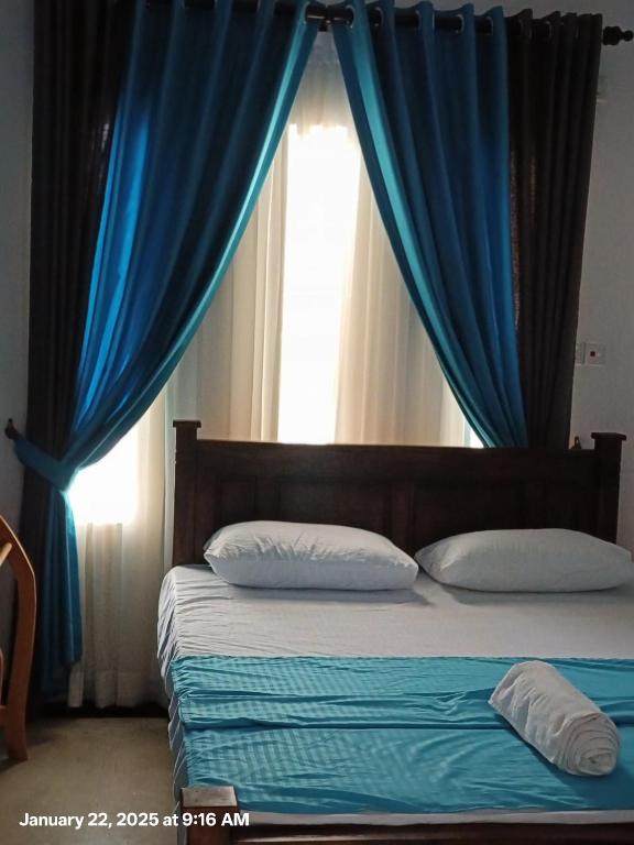 Postel nebo postele na pokoji v ubytování Thangamani Guest