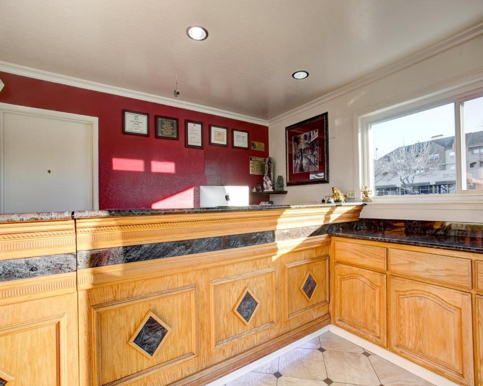 una cocina con una barra con armarios de madera y una ventana en Driftwood, en Santa Clara