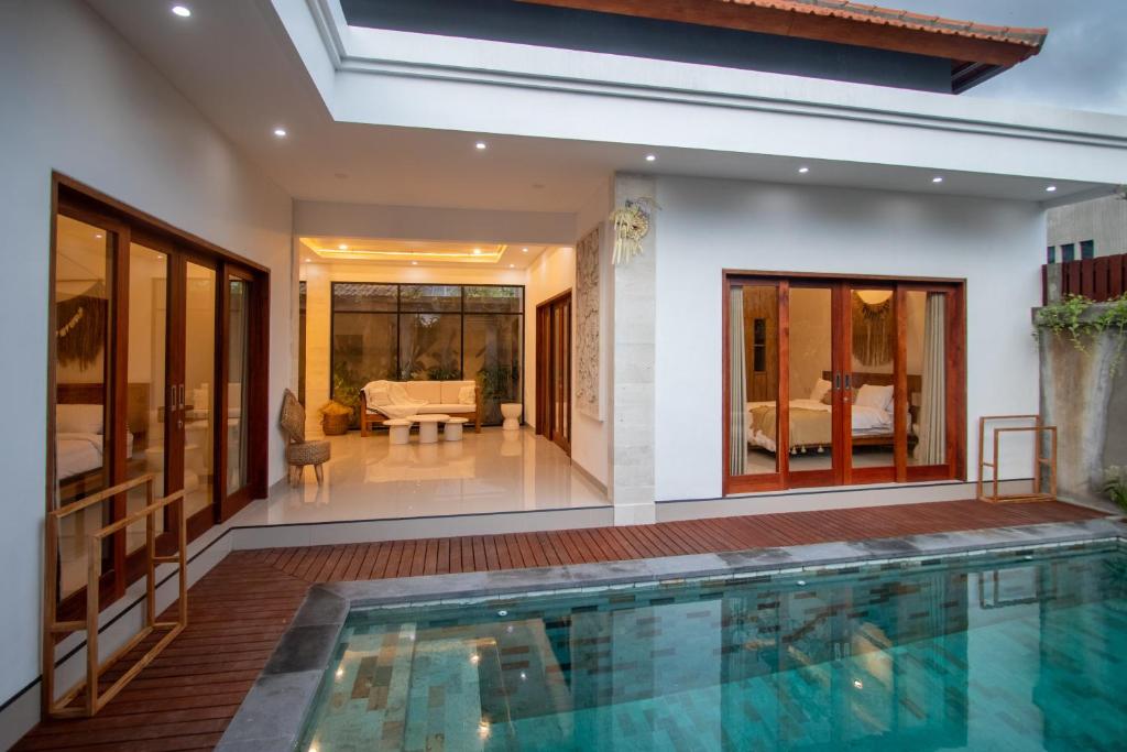 Bazén v ubytování Canggu City Center and Popular place near by Walk! 2BDR Villa with Private Pool in CANGGU nebo v jeho okolí