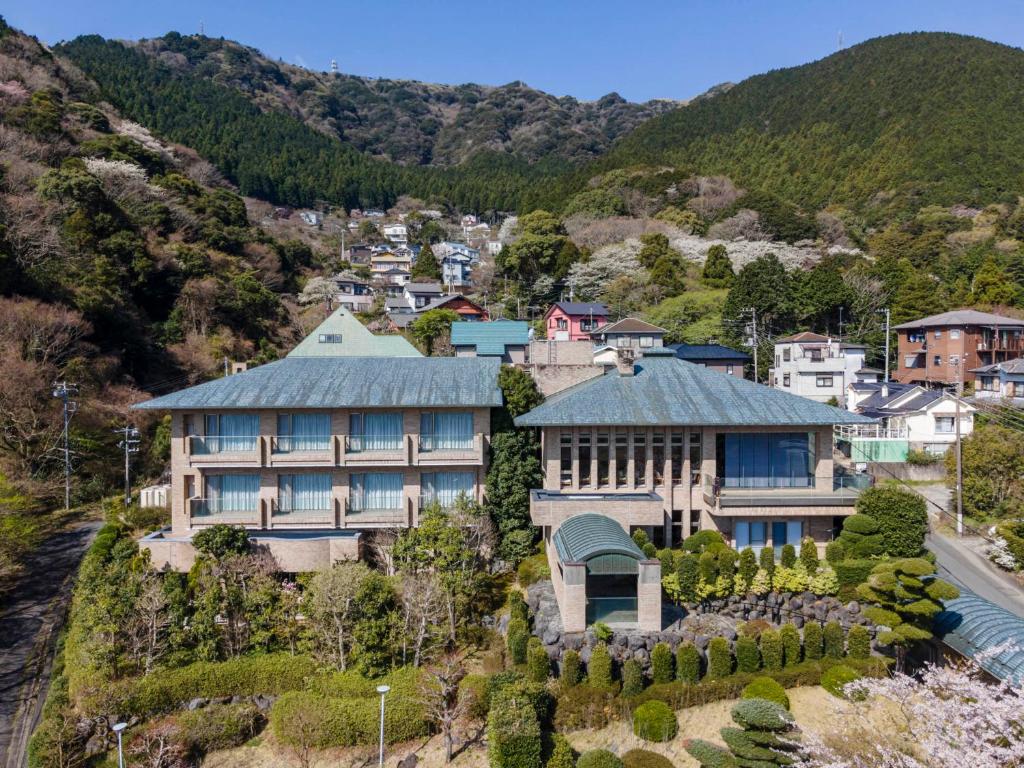 an aerial view of a house in the mountains at 熱海山荘 in Atami